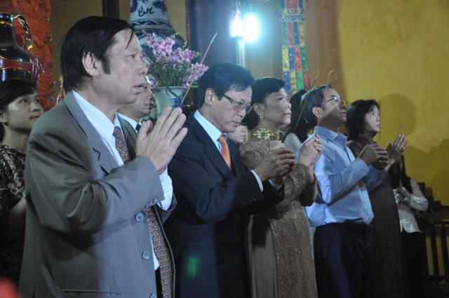 Thành[-]kính[-]dâng[-]hương[-]đảnh[-]lễ